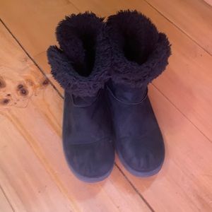 Black fuzzy boots - women’s 6